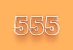 Número 555 digital escrito de branco em fundo alaranjado