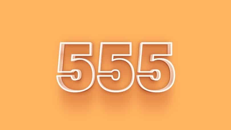 Número 555 digital escrito de branco em fundo alaranjado