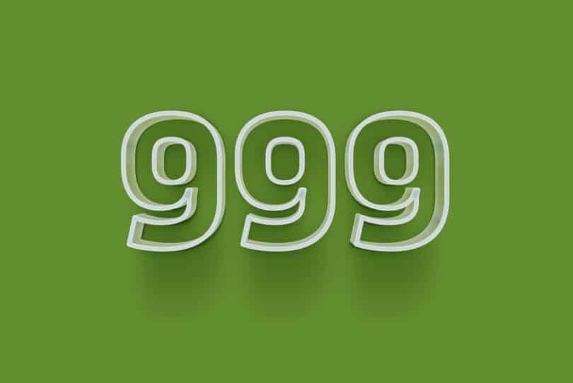Número 999 digital da cor branca num fundo verde