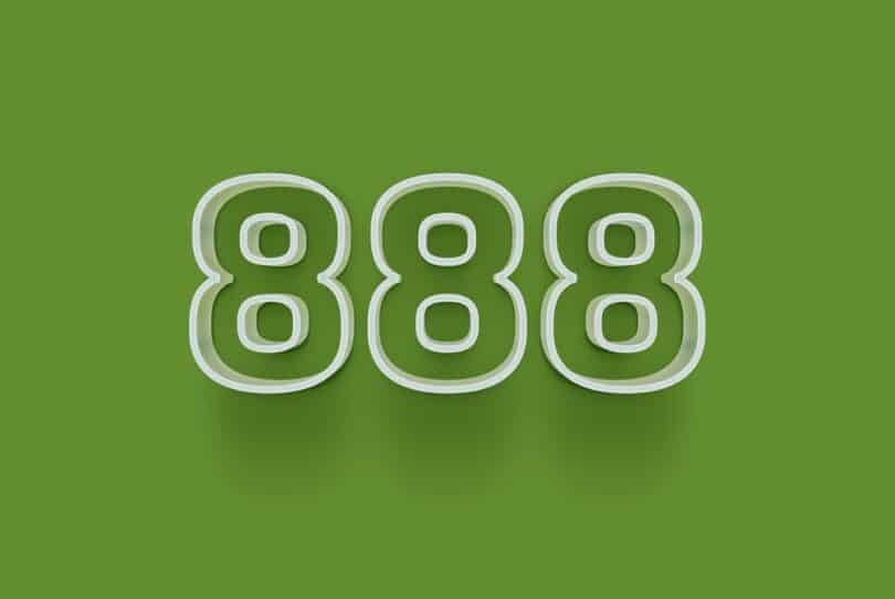 Imagem digital do número 888 em branco num fundo verde