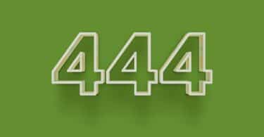 Número 444 digital escrito em branco num fundo verde
