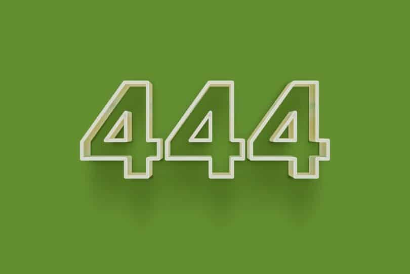 Número 444 digital escrito em branco num fundo verde