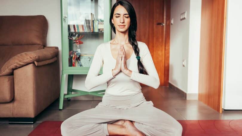 Mulher praticando Yoga