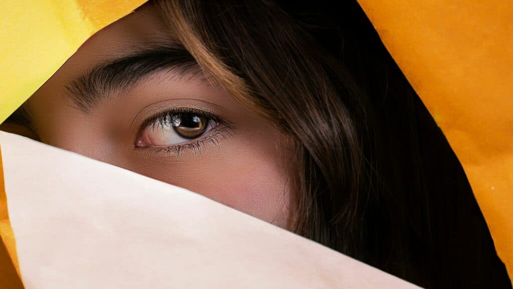 Imagem do olho de uma mulher espiando