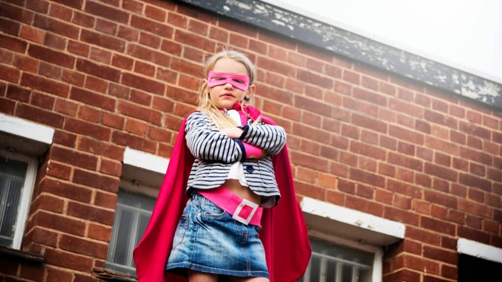 Imagem de uma menina fantasiada de super-heroína