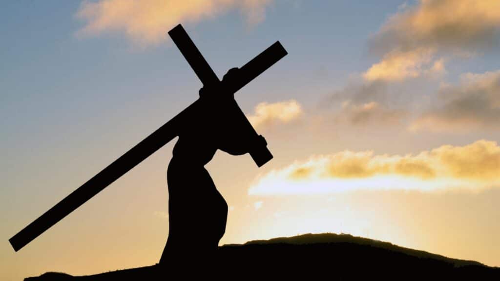 Imagem da representação de Jesus carregando a cruz.