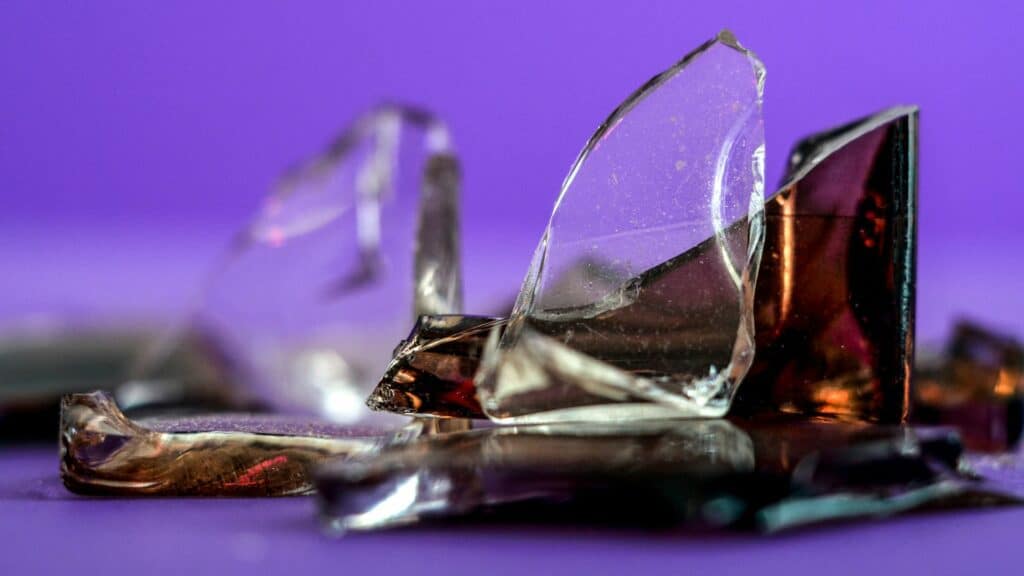 Imagem do vidro de um perfume quebrado