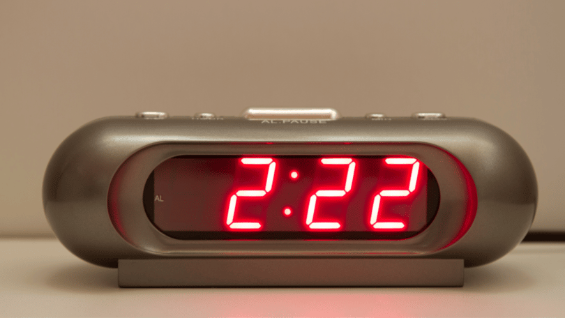 Relógio digital mostrando 2:22
