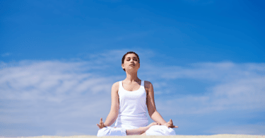 Mulher meditando ao ar livre