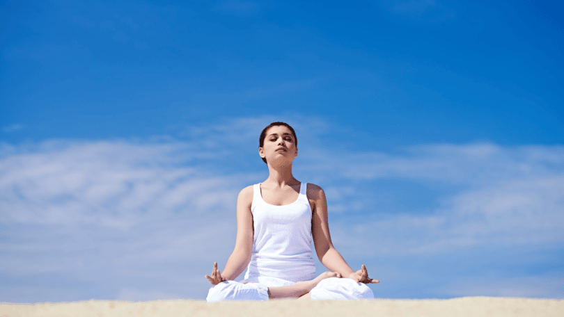 Mulher meditando ao ar livre