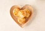 Tijela de pão de queijo em formato de coração