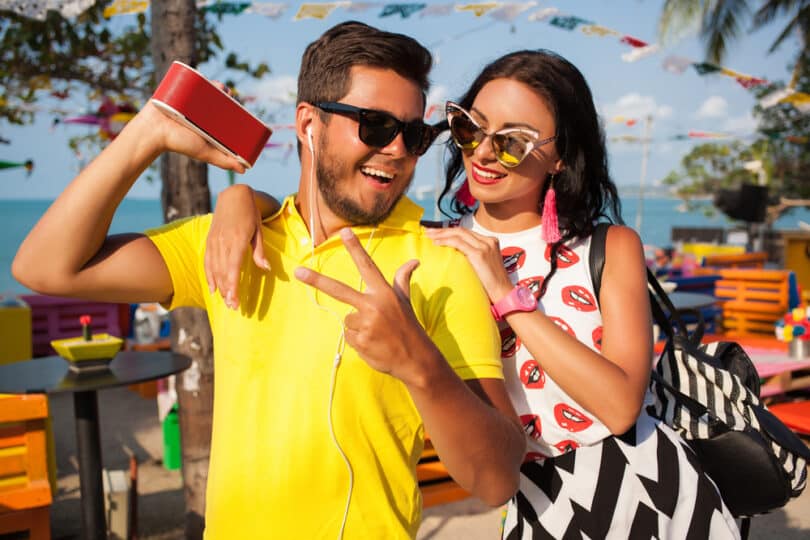 Homem e mulher comemorando o carnaval juntos