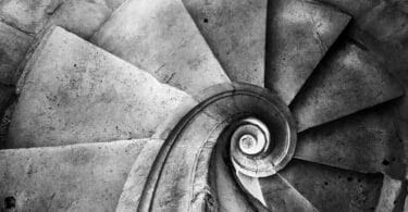 Imagem de uma escada em espiral vista de cima (sequência de Fibonacci)