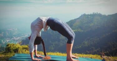 Imagem de uma mulher praticando Vinyasa Yoga