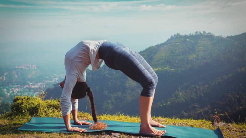 Imagem de uma mulher praticando Vinyasa Yoga