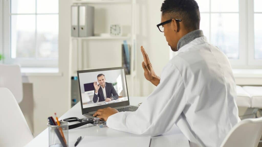 Imagem de uma pessoa passando com uma consulta online com o médico