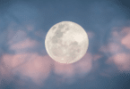 Lua sob um céu rosado/azulado