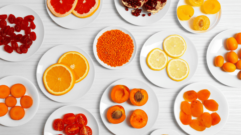 Diferentes tipos de comida na cor laranja 