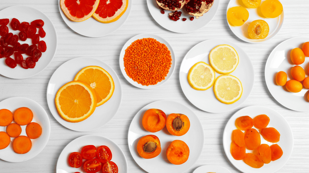 Diferentes tipos de comida na cor laranja