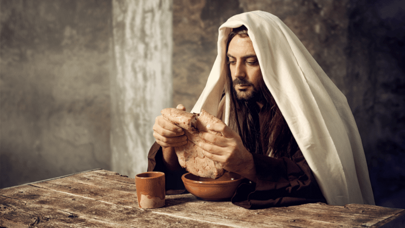 Jesus repartindo um pedaço de pão