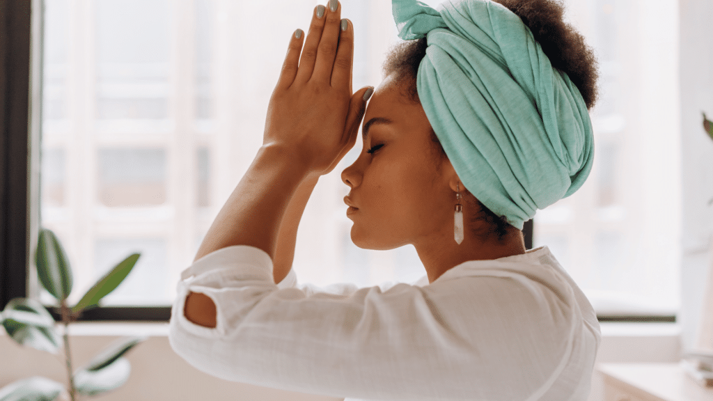 Mulher negra meditando