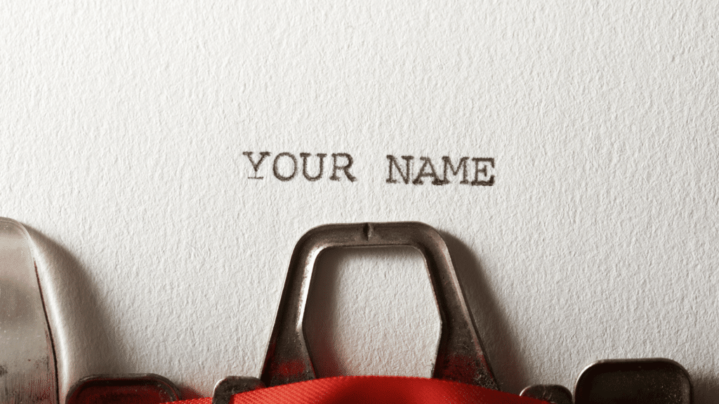 Papel na máquina de escrever com a frase "your name" ou seja "Seu nome"