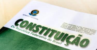 Zoom na capa da Constituição Brasileira, frisando a palavra "Constituição".