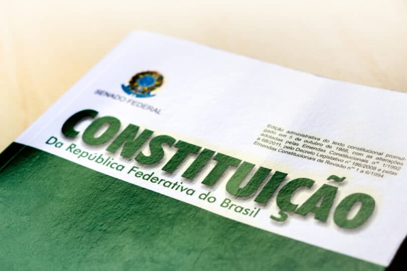 Zoom na capa da Constituição Brasileira, frisando a palavra "Constituição".