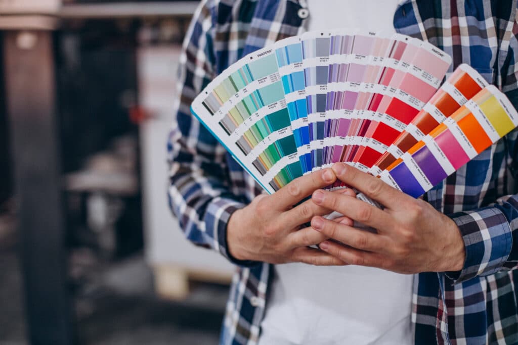 Homem segurando amostras de cores de tintas