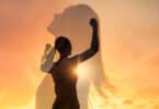 Sobreposição de duas imagens de uma mulher livre e poderosa durante um pôr do sol ao ar livre
