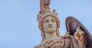 Estátua de mármore da deusa Atena sob um céu azul do dia