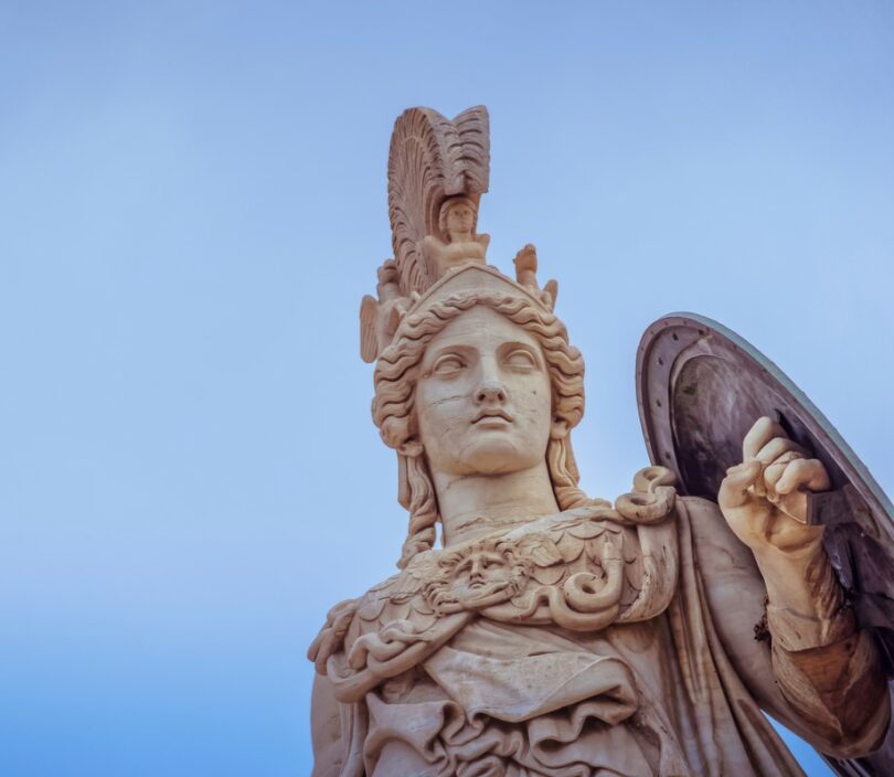 Estátua de mármore da deusa Atena sob um céu azul do dia