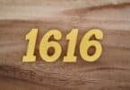 Número 1616 dourado sobre superfície de madeira