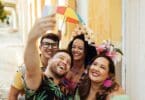 Amigos tirando uma selfie em um bloquinho de carnaval