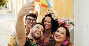 Amigos tirando uma selfie em um bloquinho de carnaval