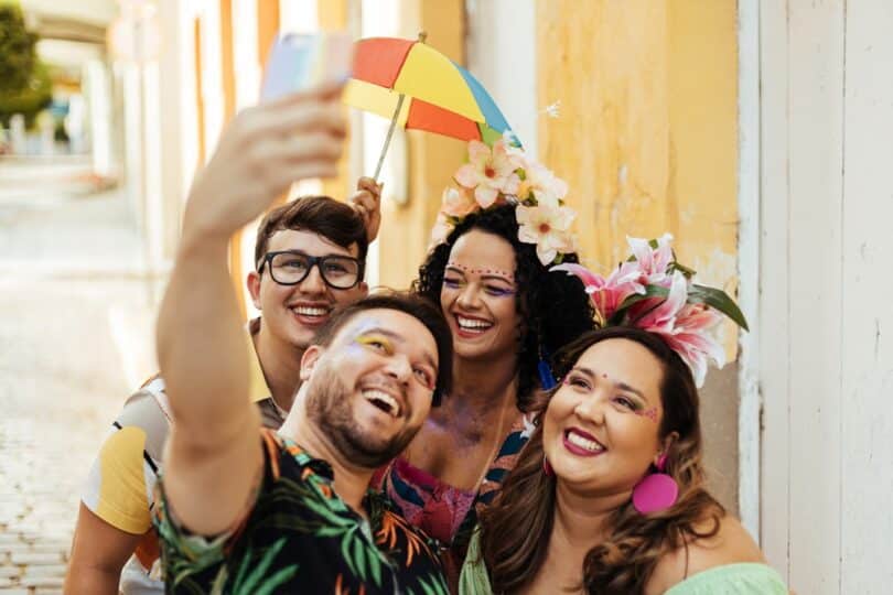 Amigos tirando uma selfie em um bloquinho de carnaval