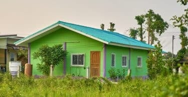 Grande casa verde em um campo