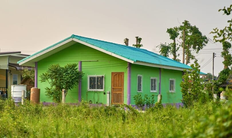 Grande casa verde em um campo