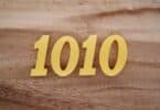 Número 1010 dourado sobre uma superfície de madeira