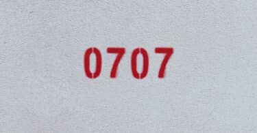 Número 0707 estampado em vermelho numa parede branca
