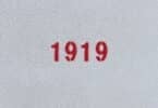 Número 1919 estampado em vermelho numa parede branca