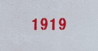 Número 1919 estampado em vermelho numa parede branca