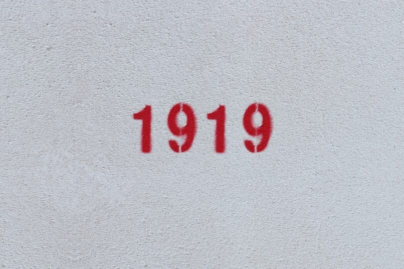 Número 1919 estampado em vermelho numa parede branca