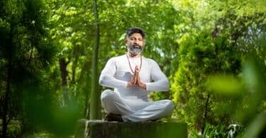 Homem indiano praticando yoga