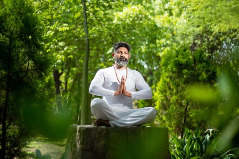 Homem indiano praticando yoga