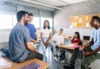 Homem discutindo assuntos filosóficos na sala de aula