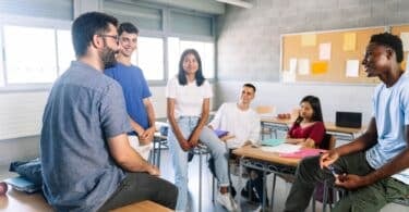 Homem discutindo assuntos filosóficos na sala de aula