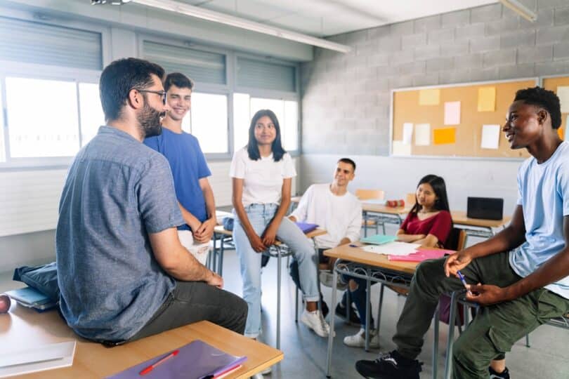 Homem discutindo assuntos filosóficos na sala de aula