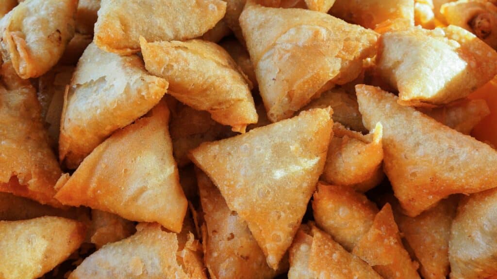 Imagem de vários pastéis de Samosa