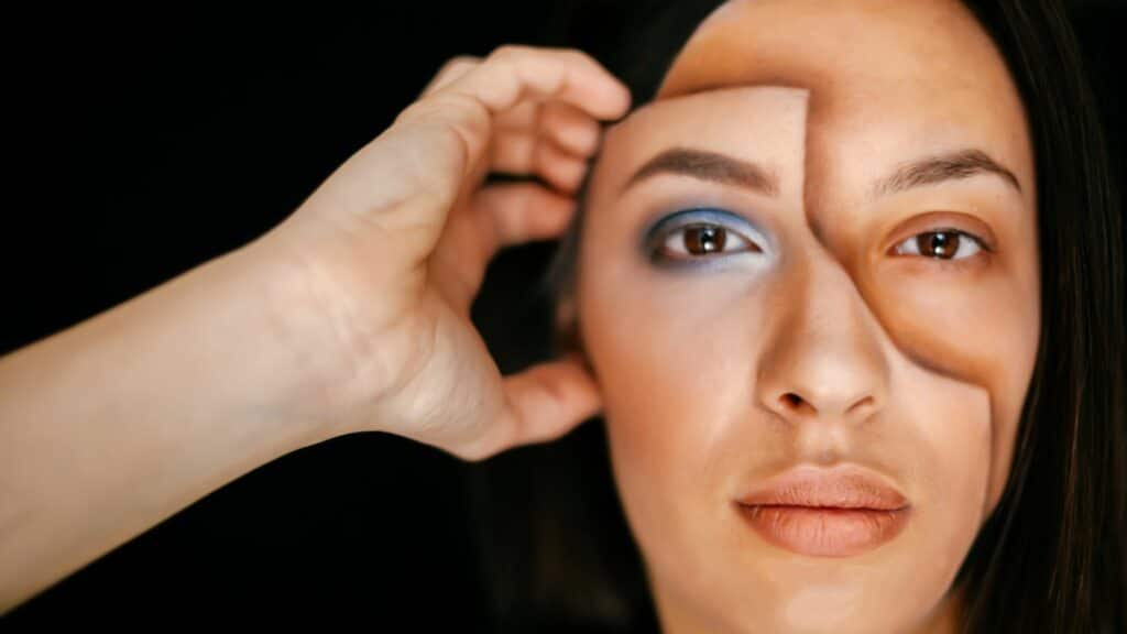 Imagem de uma mulher vista em ilusão de ótica